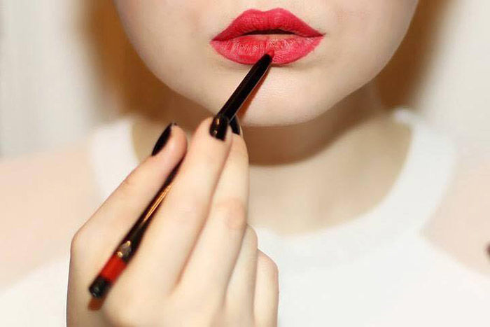 Bí quyết tô son đỏ: Không nên thoa son đỏ trực tiếp lên lớp son dưỡng