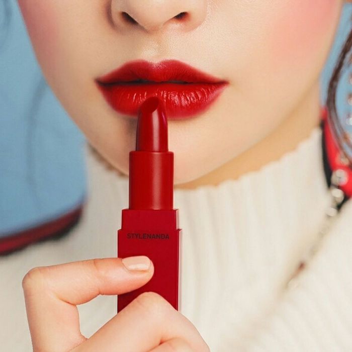 Bí quyết tô son đỏ: Không nên thoa son đỏ trực tiếp lên lớp son dưỡng