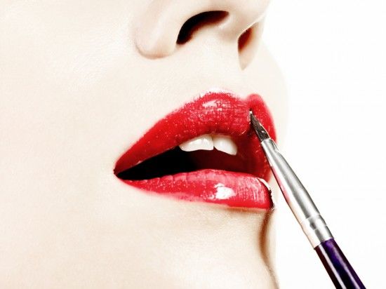 Bí quyết tô son đỏ: Không nên thoa son đỏ trực tiếp lên lớp son dưỡng