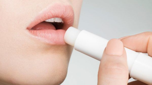 Bí quyết tô son đỏ: Không nên thoa son đỏ trực tiếp lên lớp son dưỡng