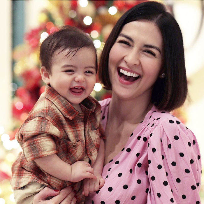 Mỹ nhân đẹp nhất Philippines và con gái mặc đồ đôi đón năm mới