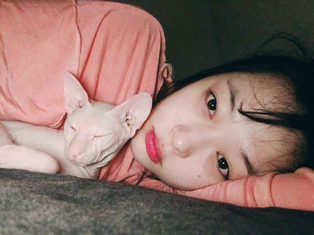 Nam Em livestream khóc kể khổ: Con gái đâu ai có thể mãi gắng gượng