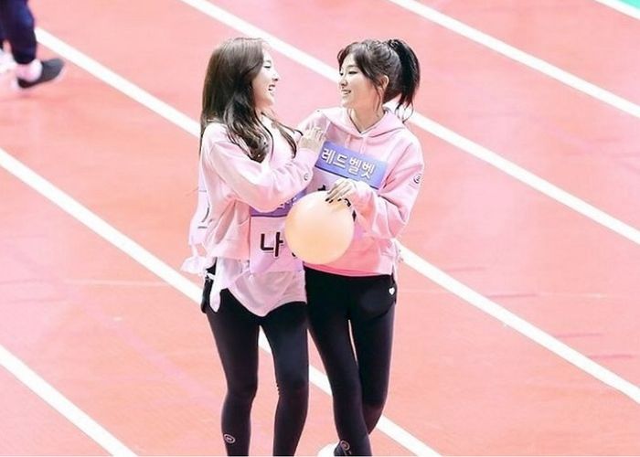 Nayeon, Heechul, V… được mệnh danh là thánh ngoại giao Kpop