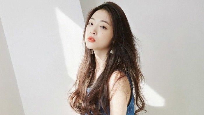 Netizen phẫn nộ trước lời chia sẻ của bố Sulli sau khi cô qua đời