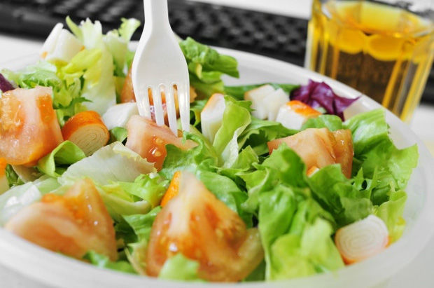 Bí mật của cửa hàng đồ ăn nhanh: salad khá béo, vòi nước ngọt siêu bẩn