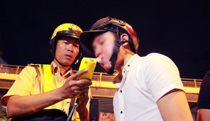 Cánh tài xế thắc mắc: Nếu lỡ uống rượu, bia thì bao lâu được lái xe?