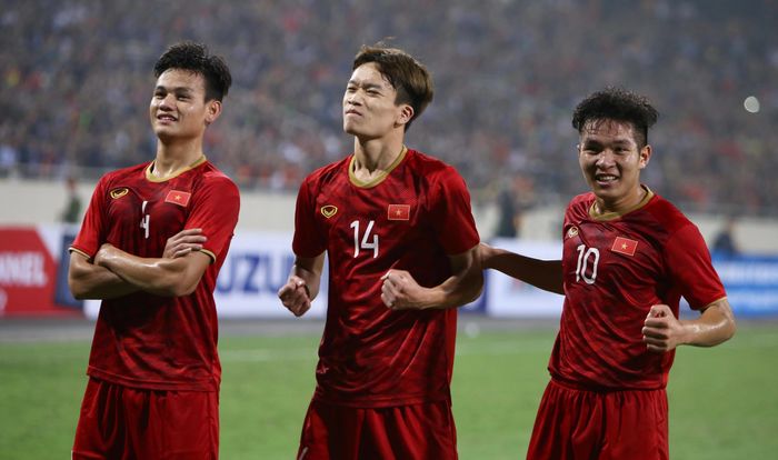Nữ quản lý U23 Việt Nam: da trắng, mặt xinh làm cầu thủ liêu xiêu