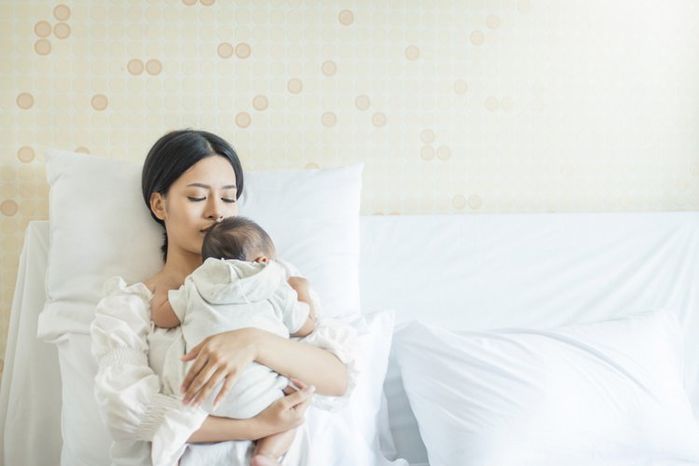 Nghe tiếng khóc để luyện ngủ cho con, mẹ trẻ thảnh thơi ngủ tới sáng