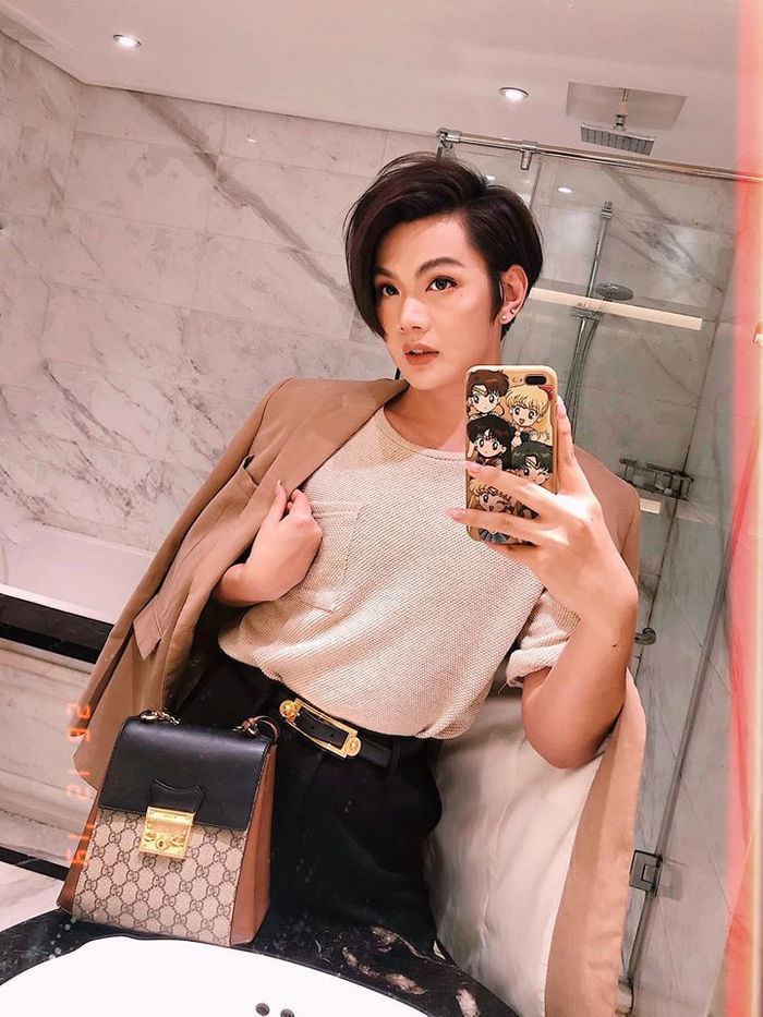 Ngọc Trinh diện bikini bé xíu, Phạm Hương khoe ảnh nắm tay hôn phu