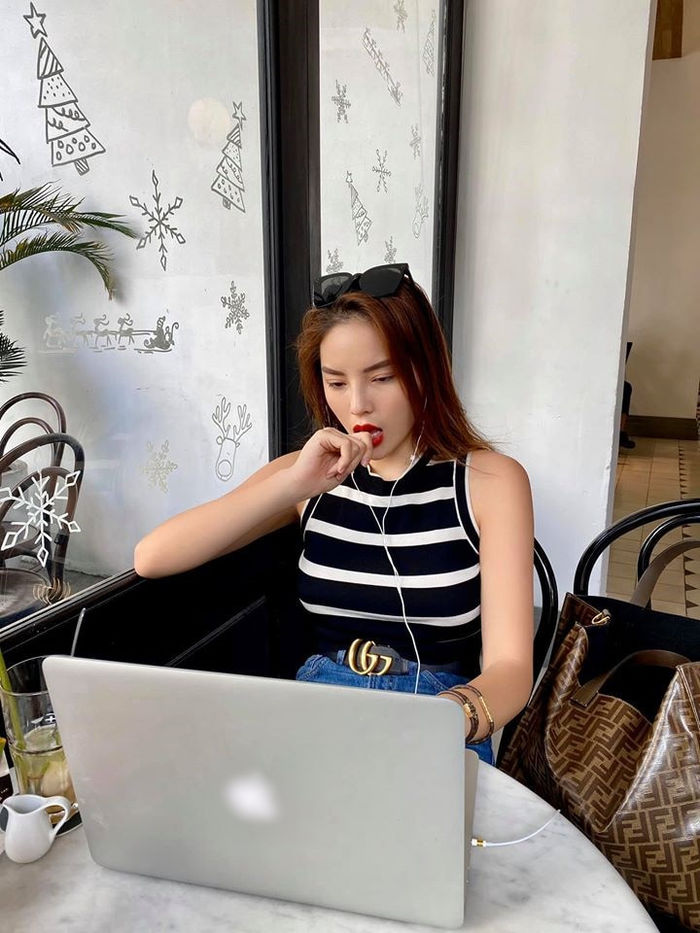Ngọc Trinh diện bikini bé xíu, Phạm Hương khoe ảnh nắm tay hôn phu
