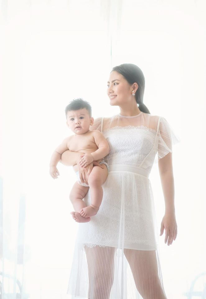 Ngọc Trinh diện bikini bé xíu, Phạm Hương khoe ảnh nắm tay hôn phu