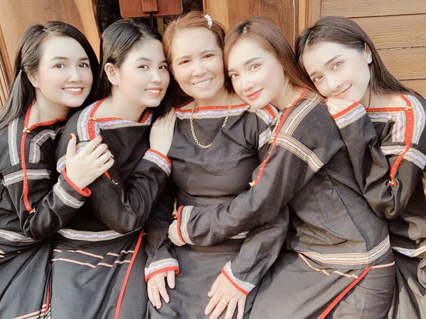 Ảnh hot Sao Việt: Ngọc Trinh trẻ mãi vì không dao kéo