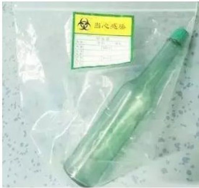 Người đàn ông cấp cứu vì gãi ngứa đến mức chai nước lọt vào hậu môn