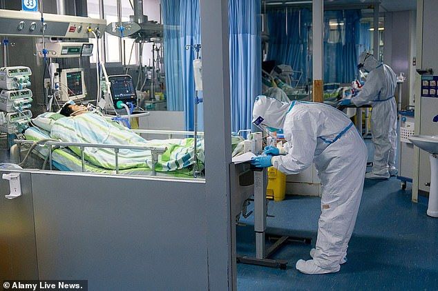 Người lớn tuổi cần chú ý vì là đối tượng dễ mắc phải virus Corona