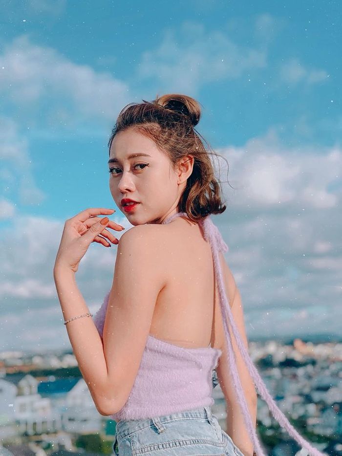Nguyễn Việt Phương Thoa khoe sắc vóc gợi cảm và xinh đẹp