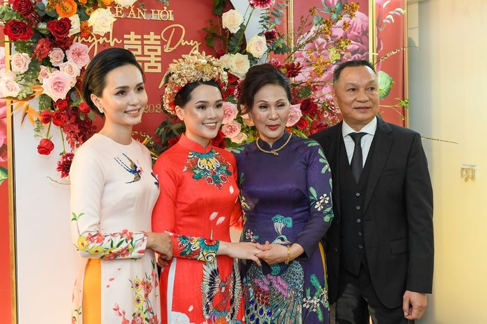 Nhan sắc bạn gái Duy Mạnh trúng lời nguyền ngay hôm ăn hỏi