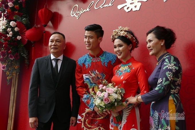 Nhan sắc bạn gái Duy Mạnh trúng lời nguyền ngay hôm ăn hỏi