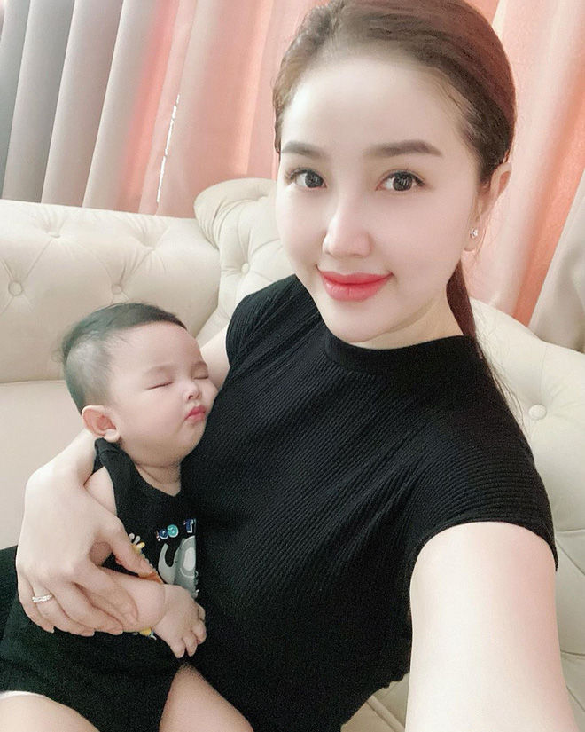 Nhóc tỳ nhà hot mom đình đám được cưng như trứng, diện toàn đồ hiệu