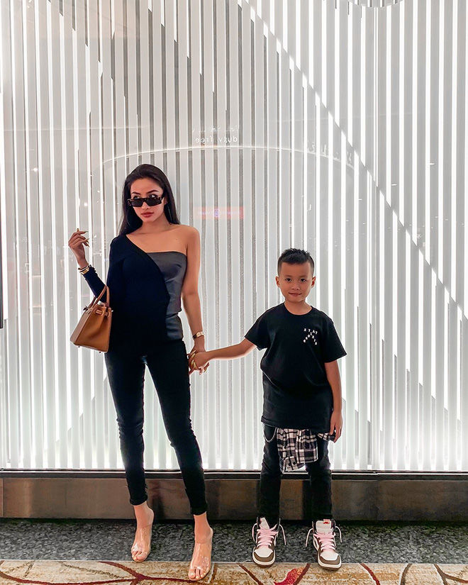 Nhóc tỳ nhà hot mom đình đám được cưng như trứng, diện toàn đồ hiệu
