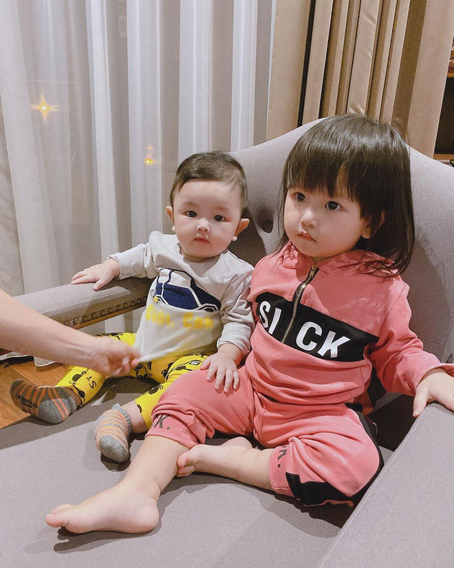 Nhóc tỳ nhà hot mom đình đám được cưng như trứng, diện toàn đồ hiệu
