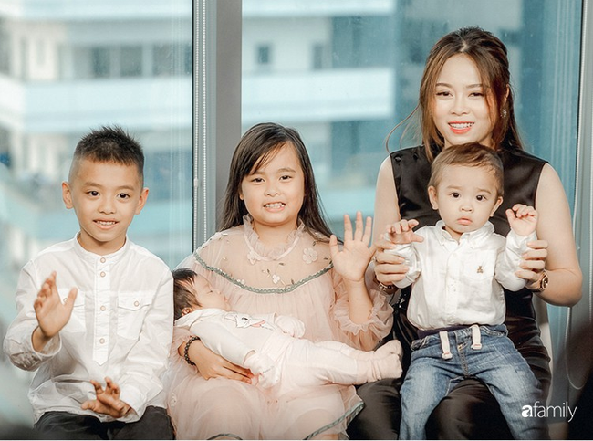 Nhóc tỳ nhà hot mom đình đám được cưng như trứng, diện toàn đồ hiệu
