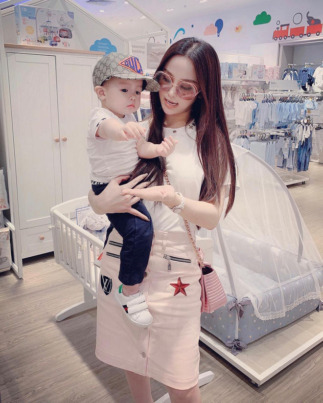 Nhóc tỳ nhà hot mom đình đám được cưng như trứng, diện toàn đồ hiệu