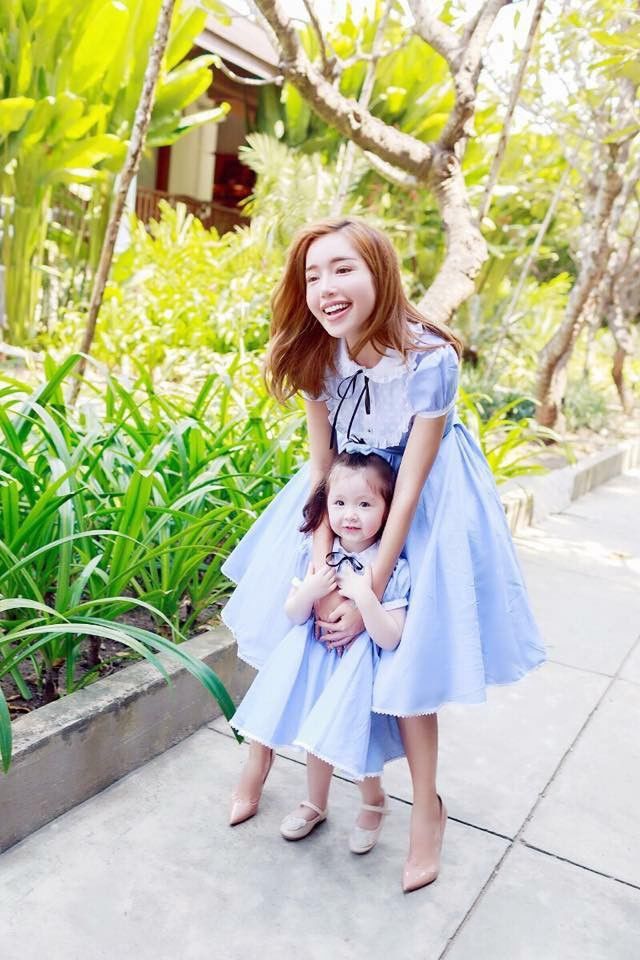 Nhóc tỳ nhà hot mom đình đám được cưng như trứng, diện toàn đồ hiệu