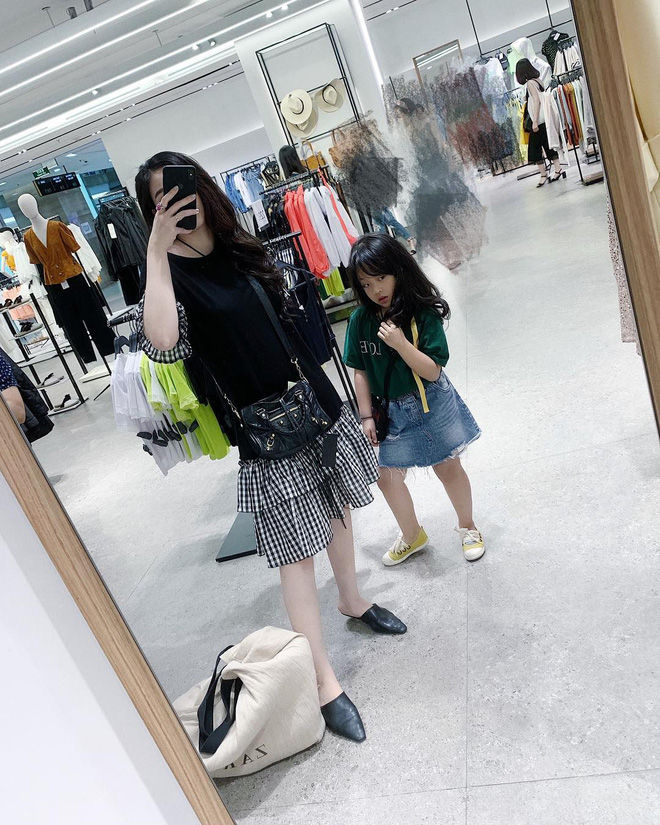 Nhóc tỳ nhà hot mom đình đám được cưng như trứng, diện toàn đồ hiệu