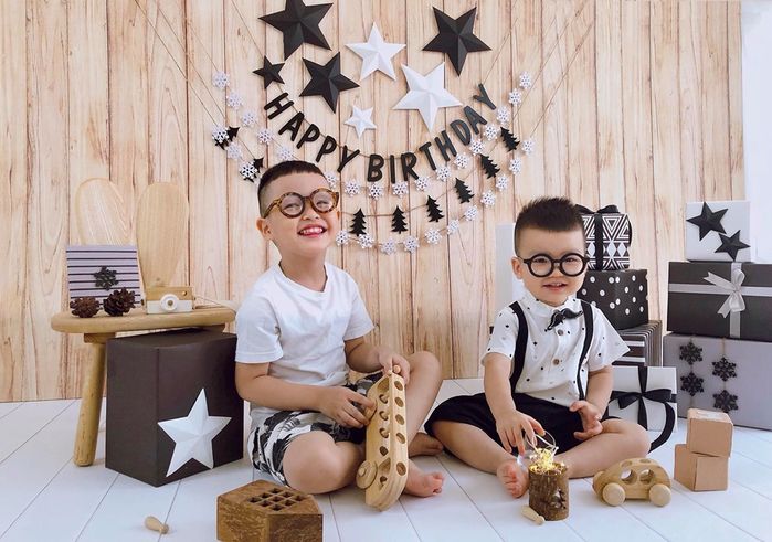 Nhóc tỳ nhà hot mom đình đám được cưng như trứng, diện toàn đồ hiệu