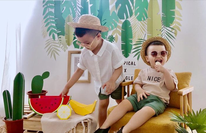 Nhóc tỳ nhà hot mom đình đám được cưng như trứng, diện toàn đồ hiệu
