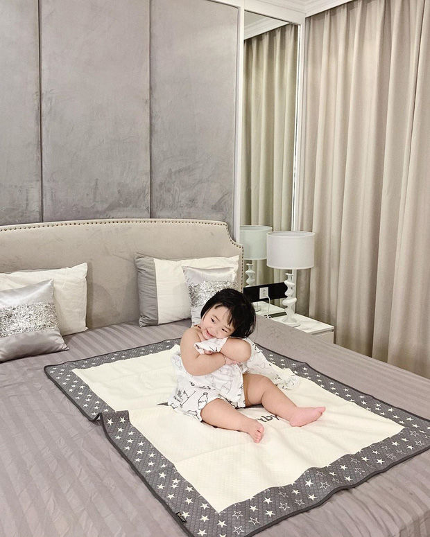 Nhóc tỳ nhà hot mom đình đám được cưng như trứng, diện toàn đồ hiệu