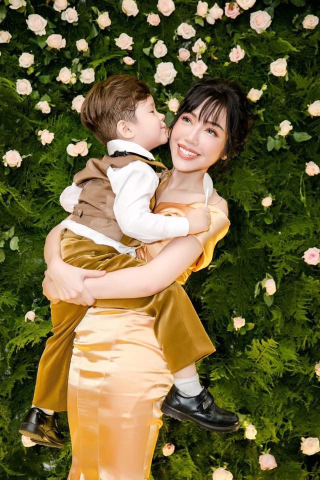 Nhóc tỳ nhà hot mom đình đám được cưng như trứng, diện toàn đồ hiệu