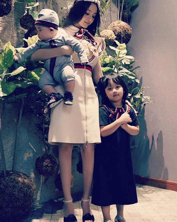 Nhóc tỳ nhà hot mom đình đám được cưng như trứng, diện toàn đồ hiệu