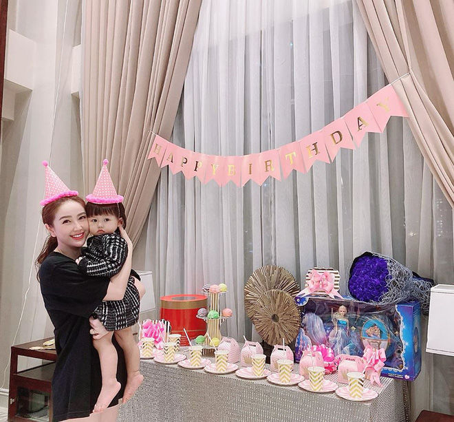 Nhóc tỳ nhà hot mom đình đám được cưng như trứng, diện toàn đồ hiệu