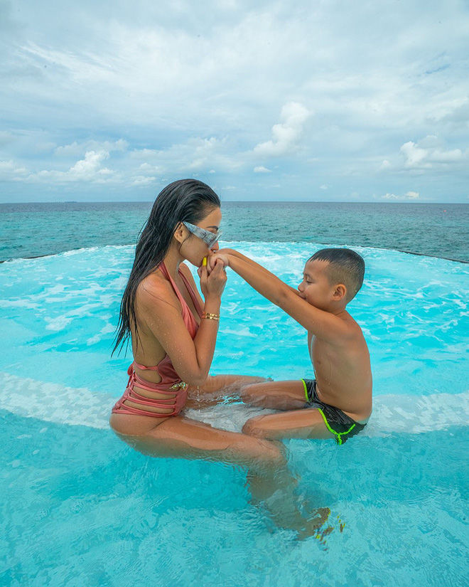 Nhóc tỳ nhà hot mom đình đám được cưng như trứng, diện toàn đồ hiệu