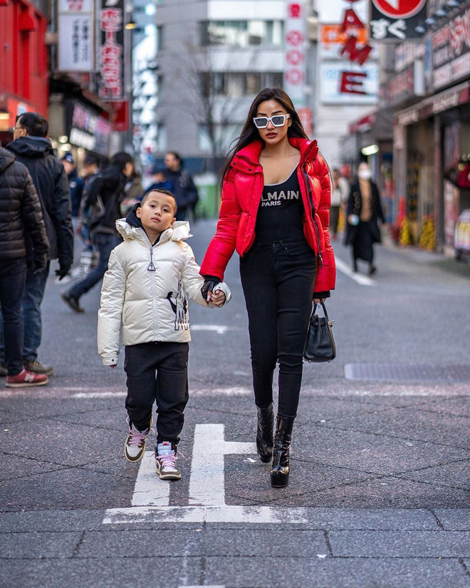 Nhóc tỳ nhà hot mom đình đám được cưng như trứng, diện toàn đồ hiệu