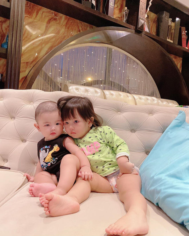 Nhóc tỳ nhà hot mom đình đám được cưng như trứng, diện toàn đồ hiệu