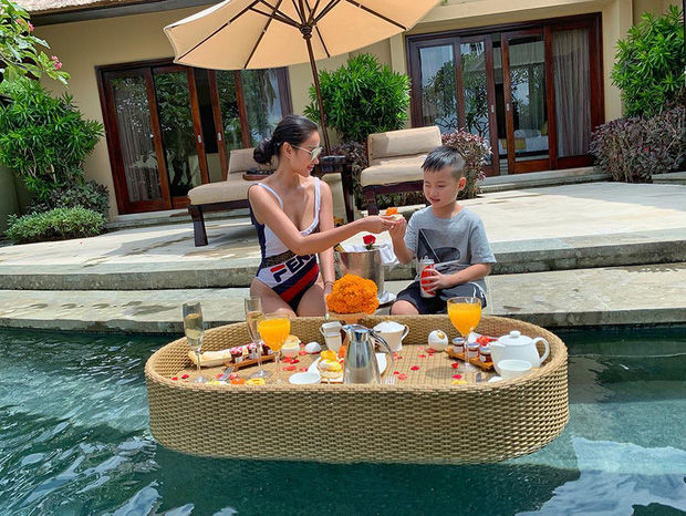 Nhóc tỳ nhà hot mom đình đám được cưng như trứng, diện toàn đồ hiệu