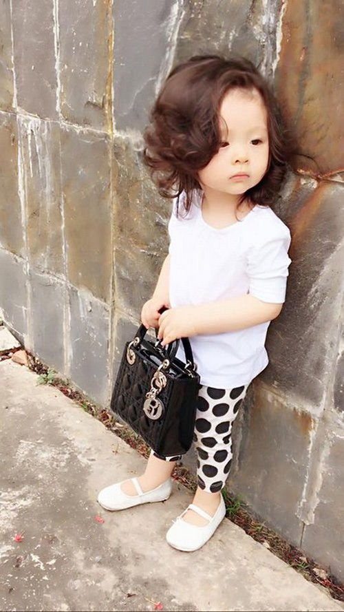 Nhóc tỳ nhà hot mom đình đám được cưng như trứng, diện toàn đồ hiệu