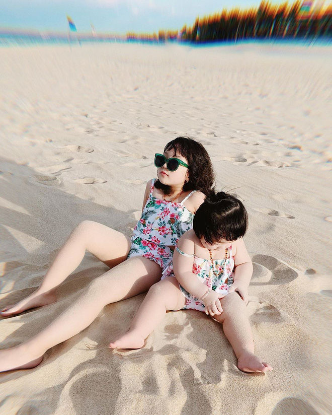 Nhóc tỳ nhà hot mom đình đám được cưng như trứng, diện toàn đồ hiệu