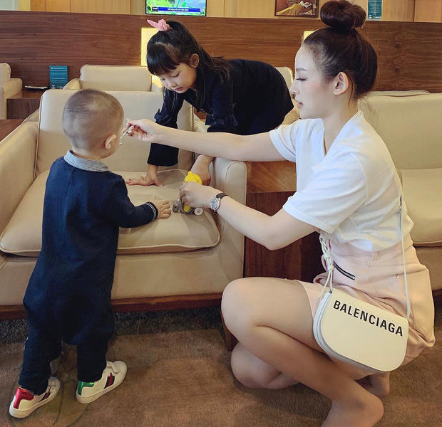 Nhóc tỳ nhà hot mom đình đám được cưng như trứng, diện toàn đồ hiệu