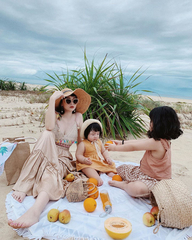 Nhóc tỳ nhà hot mom đình đám được cưng như trứng, diện toàn đồ hiệu