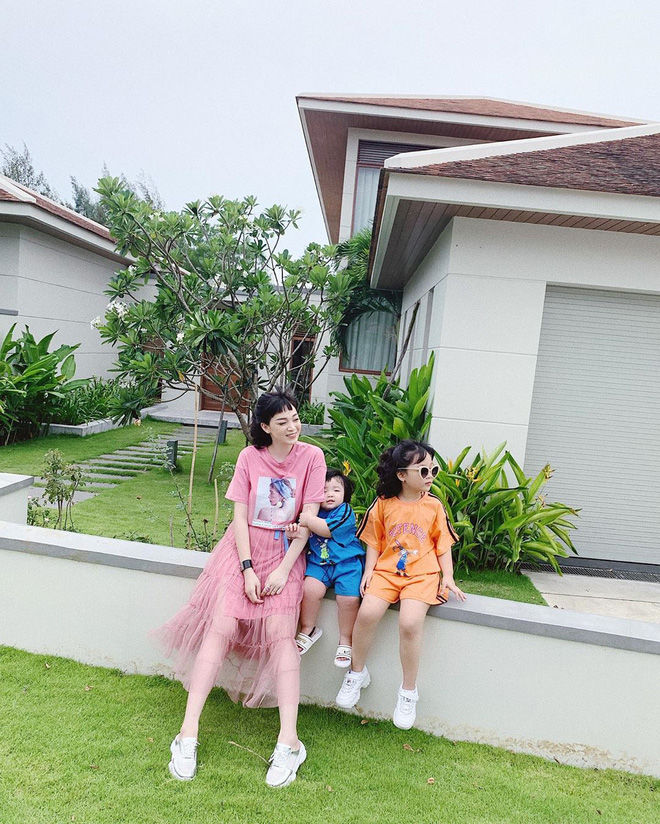 Nhóc tỳ nhà hot mom đình đám được cưng như trứng, diện toàn đồ hiệu