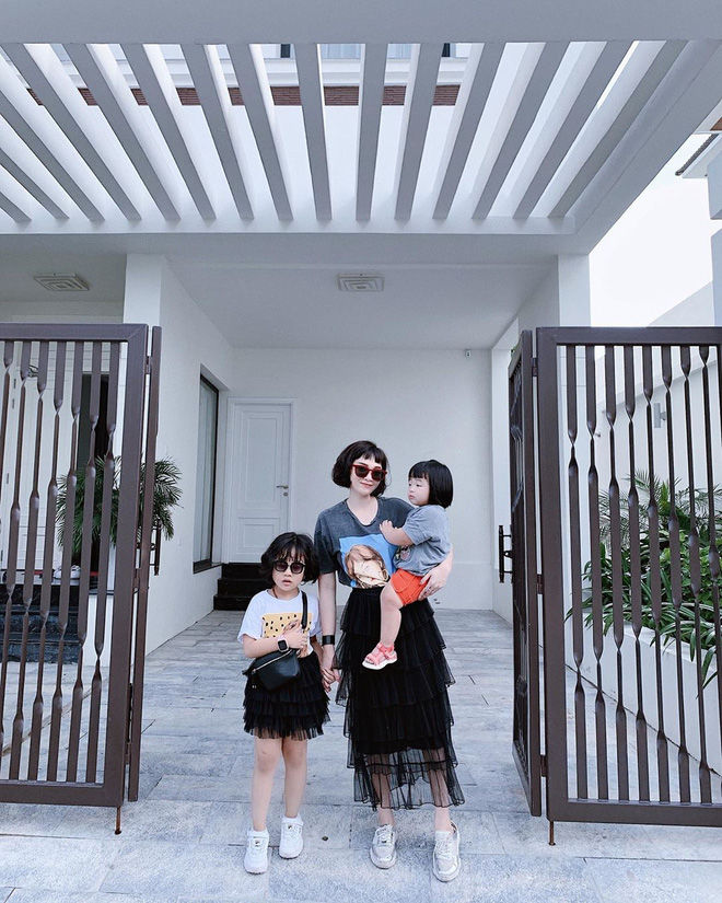 Nhóc tỳ nhà hot mom đình đám được cưng như trứng, diện toàn đồ hiệu