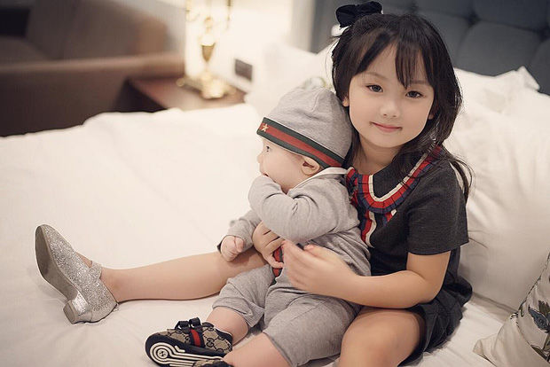 Nhóc tỳ nhà hot mom đình đám được cưng như trứng, diện toàn đồ hiệu