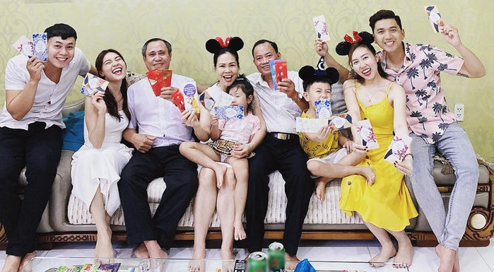 Những bức ảnh sum họp gia đình ngày Tết của sao Việt gây sốt