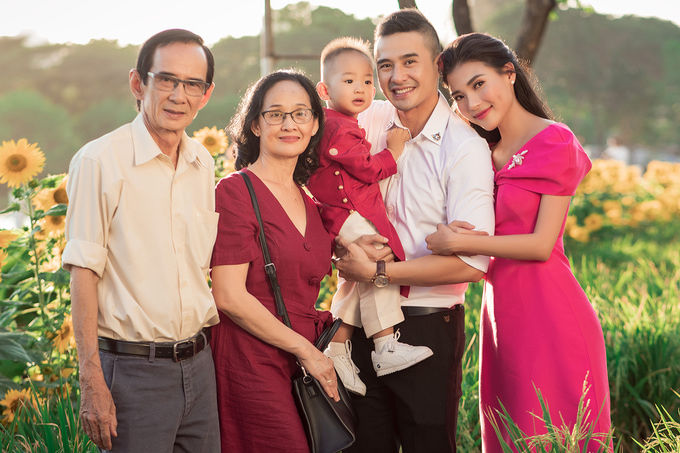 Những bức ảnh sum họp gia đình ngày Tết của sao Việt gây sốt