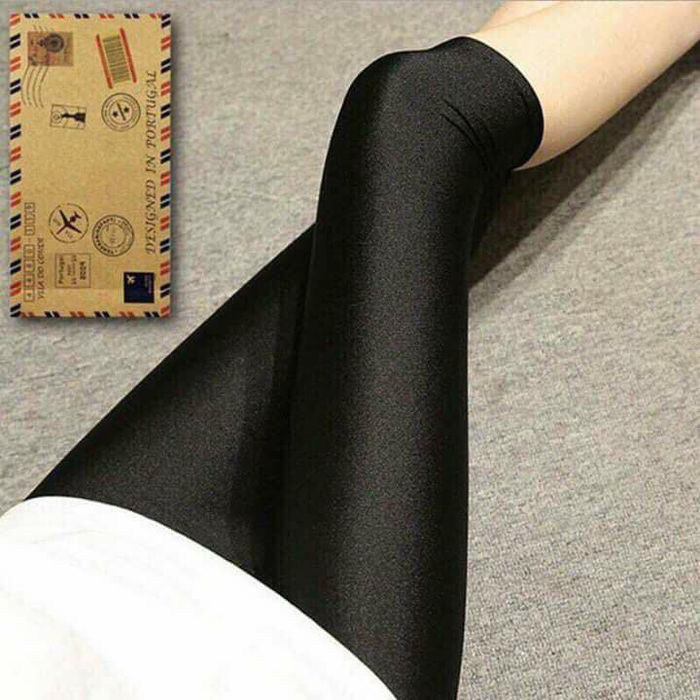 Hot trend 10 năm trước: quần jeans màu sặc sỡ, áo ngực cột dây ở cổ