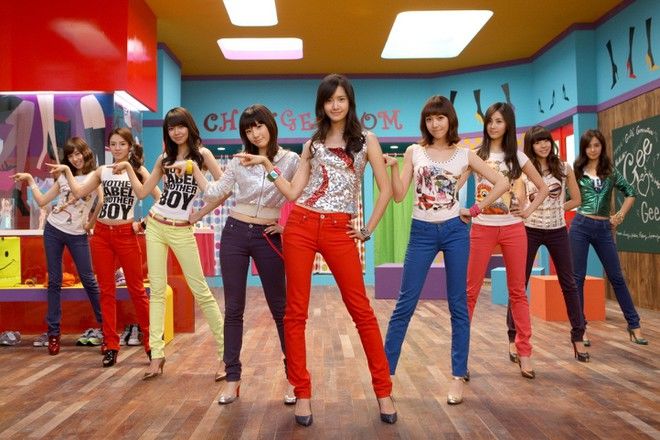 Hot trend 10 năm trước: quần jeans màu sặc sỡ, áo ngực cột dây ở cổ