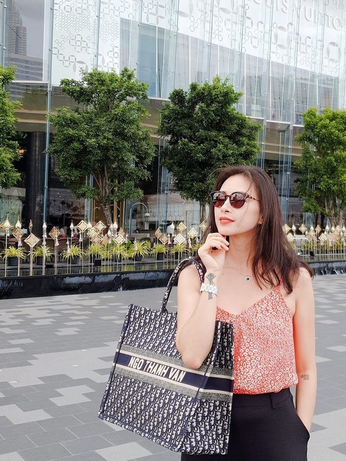 Nữ diễn viên người Singapore dùng túi hiệu đựng rau khiến CĐM trầm trồ